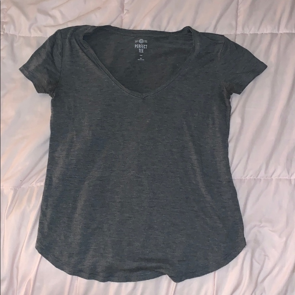 gray tshirt